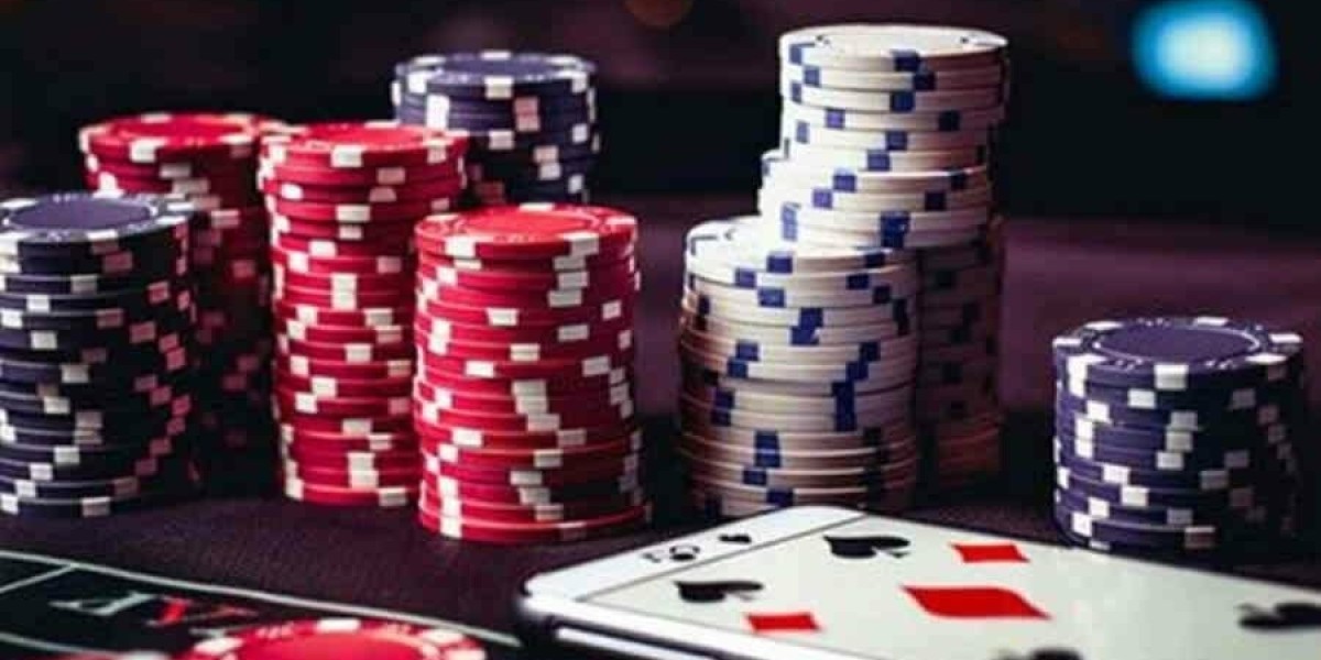 The Convergence of Online Casinos and Traditional Gaming: Analyzing the Blurring Lines Between Digital and Physical Casi